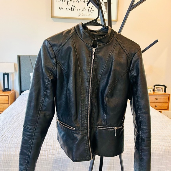 Closet cleaning, everything is $10+shipping sizes vary from medium to XL - Picture 8 of 8